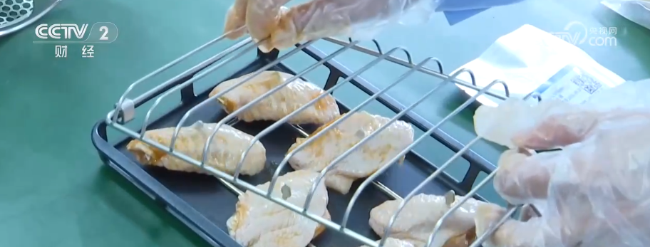 乾坤” 做蛋糕、烤肉排……太空大餐香喷喷尊龙凯时网站世界首创“太空炉子”内藏“大(图9)